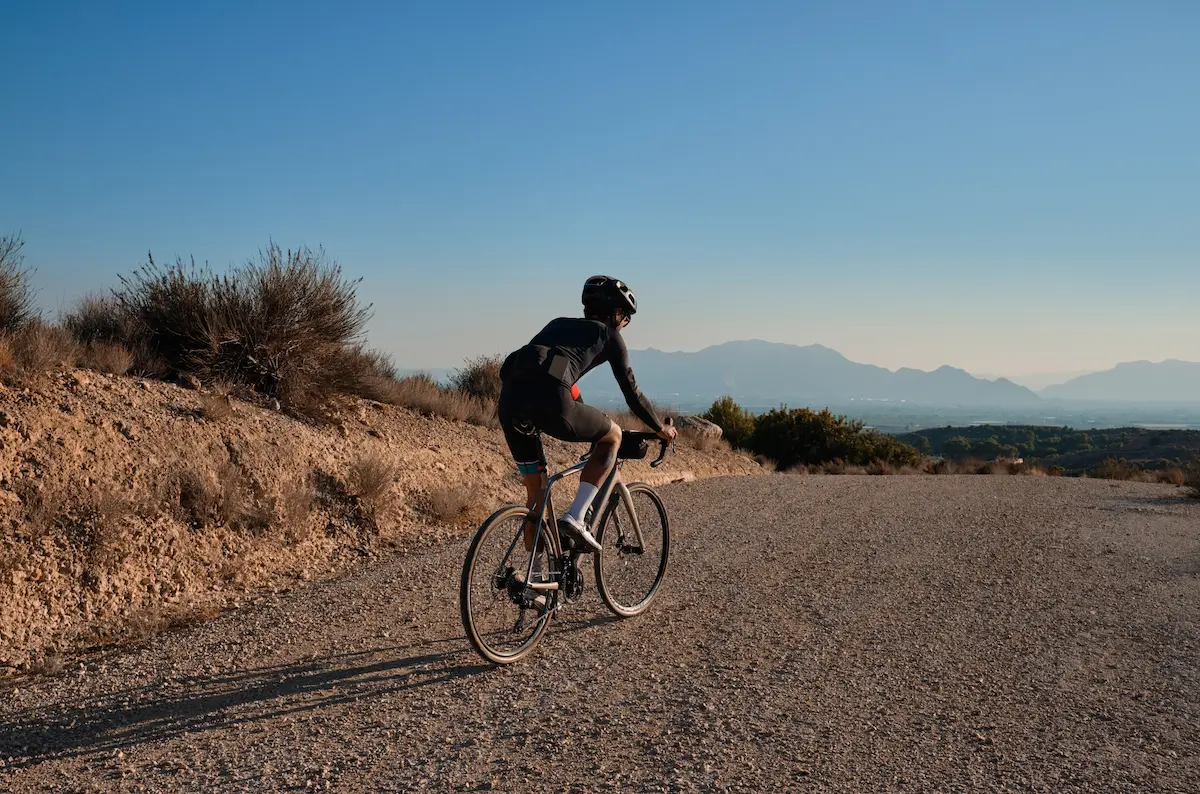 vélo sur du gravier